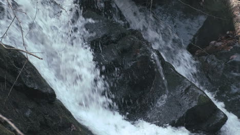 Überschwemmung-Von-Klarem-Wasser-Den-Bach-In-Der-Natur-Hinunter