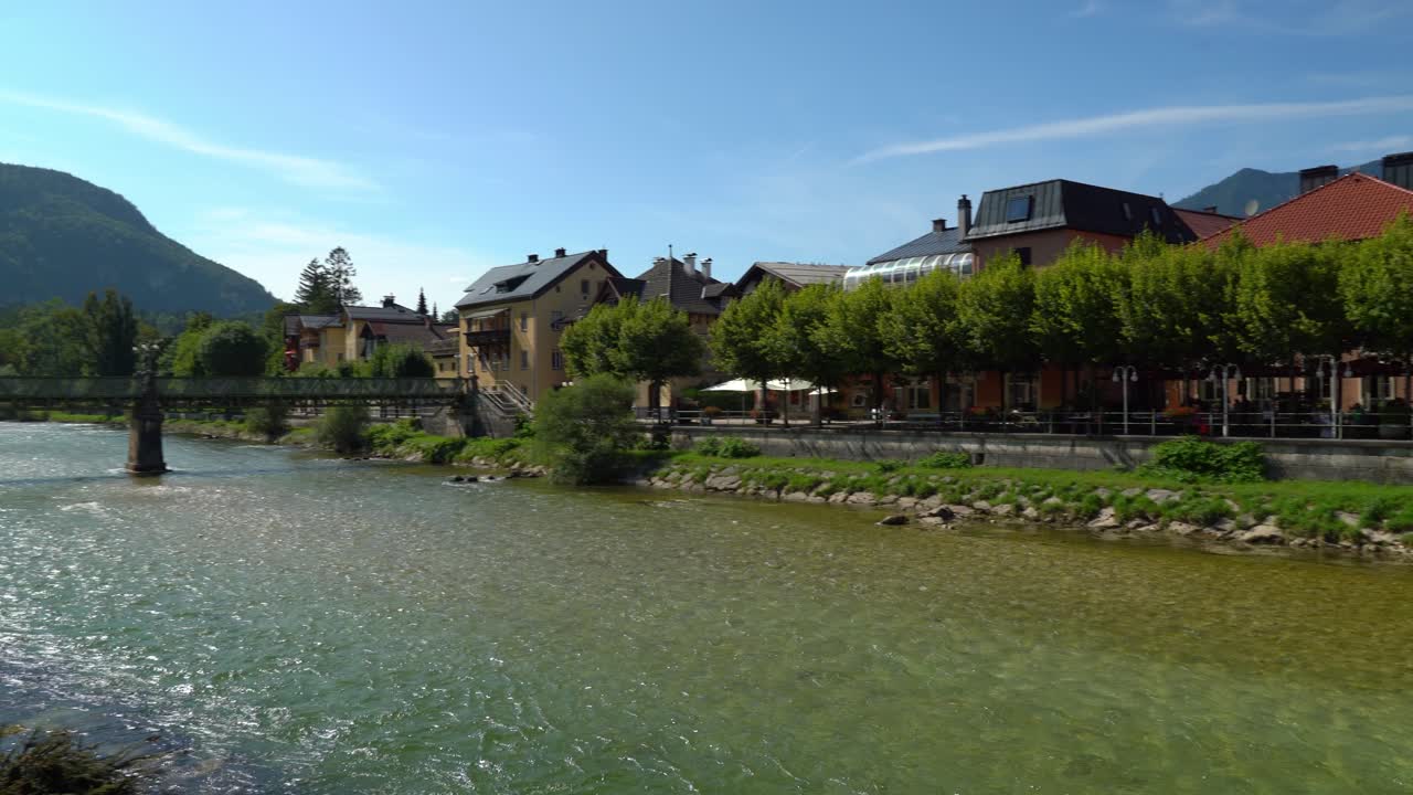 Veduta panoramica del fiume Traun che attraversa la città termale di Bad Ischl in una giornata di sole con un ponte sullo sfondo