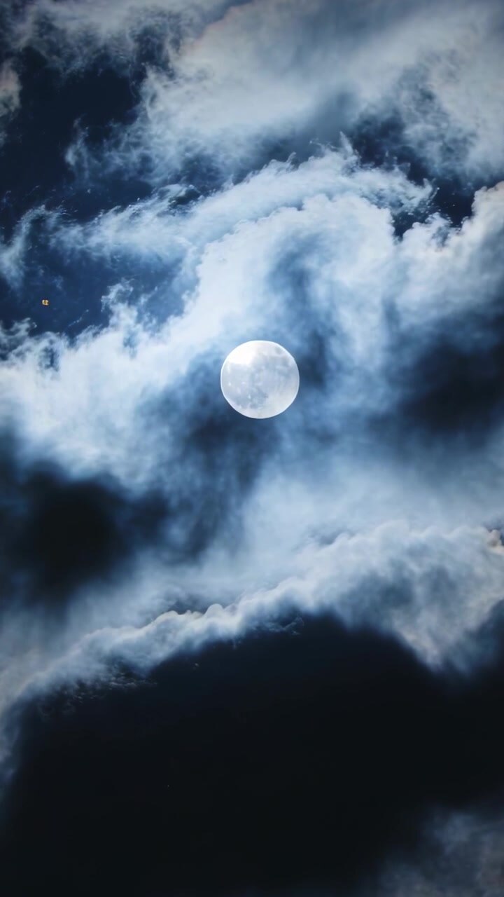 Vídeo vertical: Nuvens à deriva impulsionadas pelo vento revelando e obscurecendo lua quase cheia no céu noturno