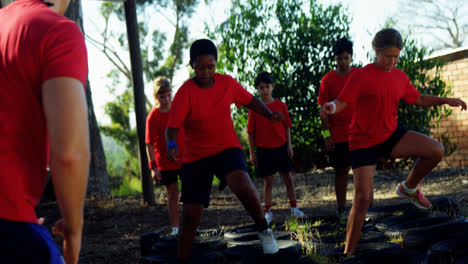 Entrenador-Entrenando-A-Niños-En-El-Campo-De-Entrenamiento.