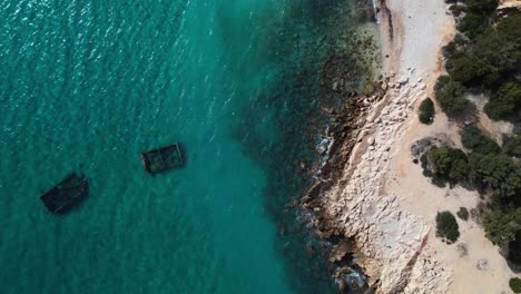 Luftaufnahme-Von-Oben-Nach-Unten-Von-Unterwasserwannen,-Die-In-Türkisfarbenes,-Paradiesisches-Meer-Getaucht-Sind