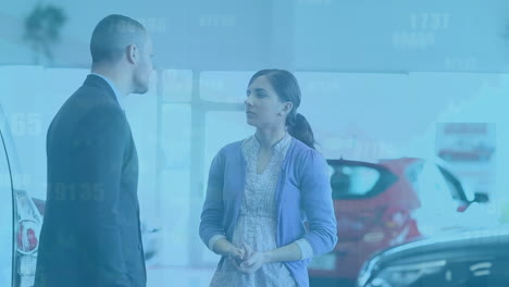 animación de puntos que caen sobre un vendedor de automóviles caucásico y una cliente femenina