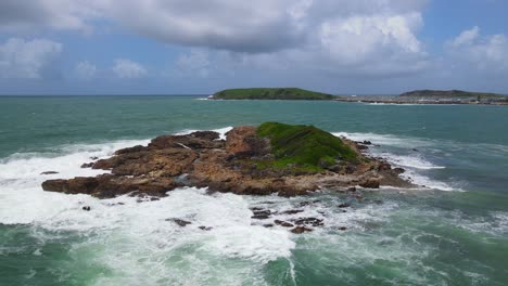 Meereswellen,-Die-Auf-Little-Muttonbird-Island-Zusammenbrechen---Muttonbird-Island-Nature-Reserve-In-Coffs-Harbour,-Sydney,-NSW,-Australien