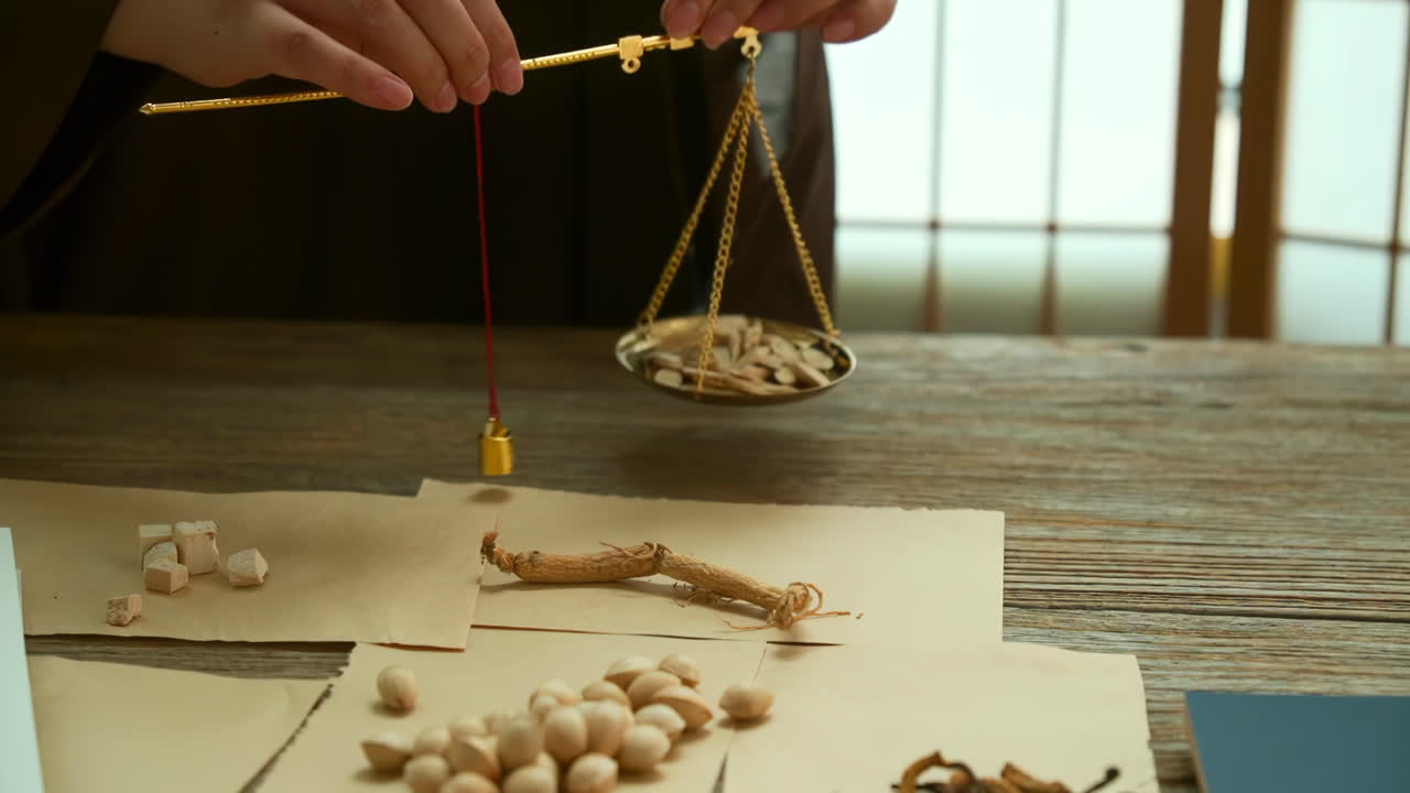 전통적인 중국 의학은 약초 치료법을 준비하고 고대 지혜를 강조하며 전체적인 치유를 강조합니다.