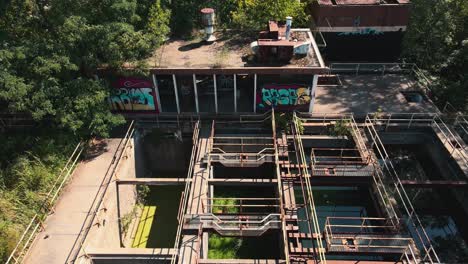 descendiendo sobre las pasarelas de metal en una antigua planta de filtración