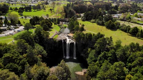 las cataratas de whangarei son un famoso lugar turístico en northland, nueva zelanda.