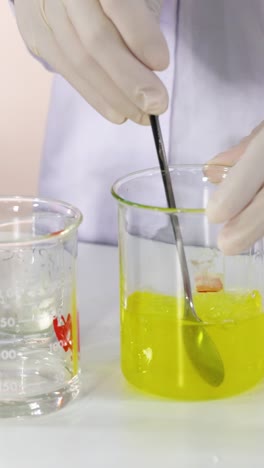 demostración de reacción química con cambio de color