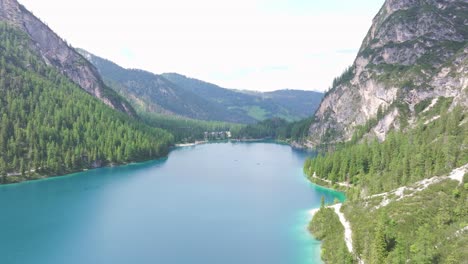 Wohlhabend,-Reich-An-Ressourcen,-Pragser-Wildsee,-Italien,-Luftdrohne