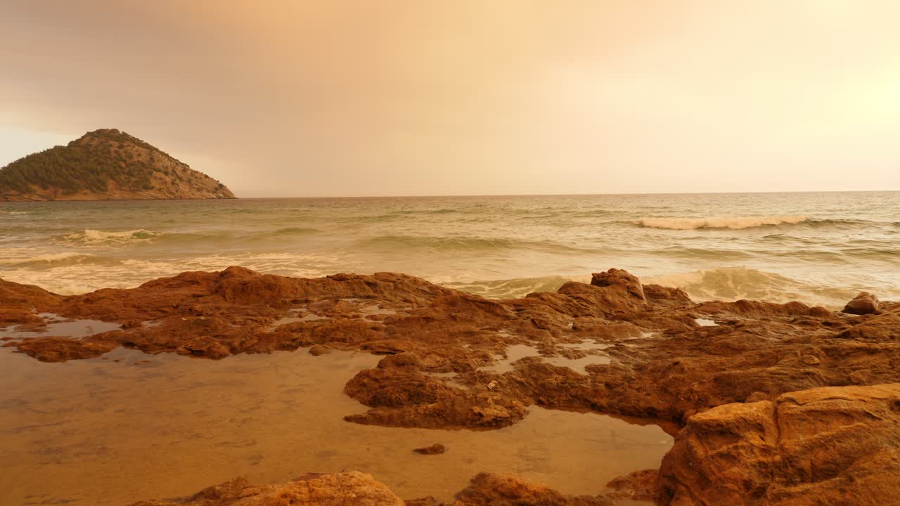 incendios forestales en la distancia bloqueando el sol y arrojando una neblina naranja