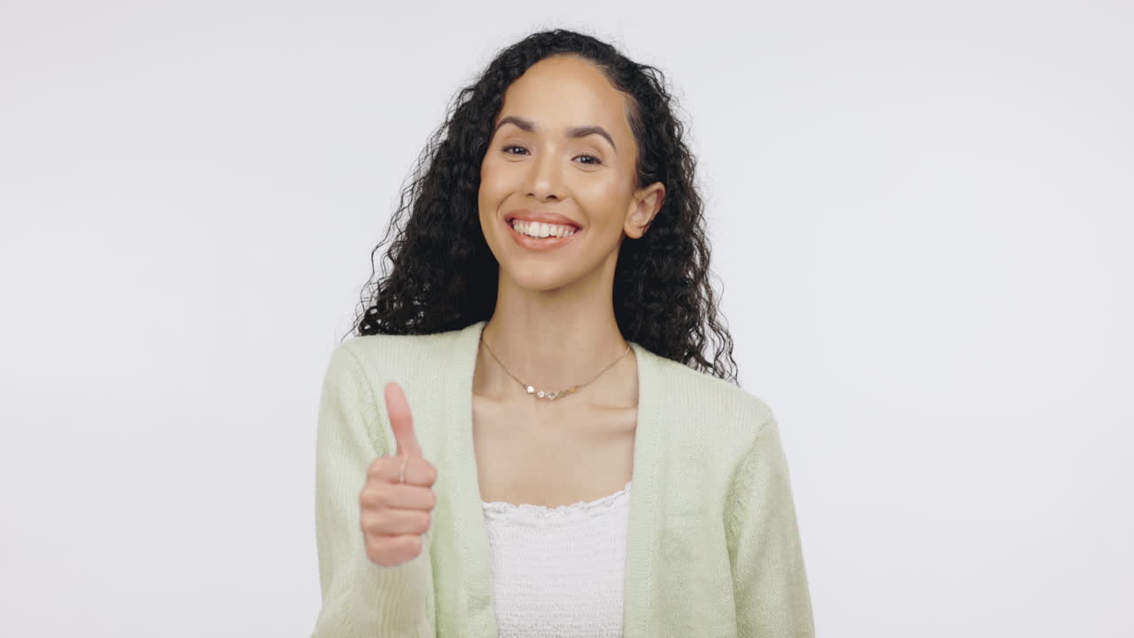 pulgares arriba, gracias y la cara de una mujer negra