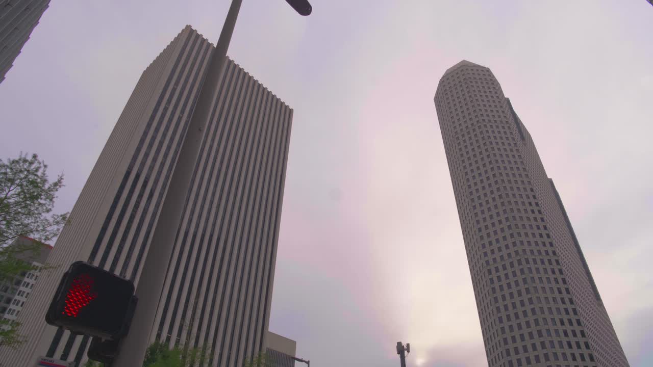 Esta tomada dinâmica em ângulo baixo afasta-se dos imponentes arranha-céus do centro de Houston, Texas.