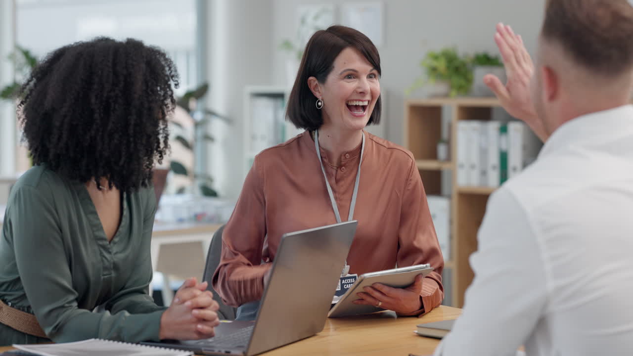 성공, 하이 파이브 및 비즈니스와 함께 박수