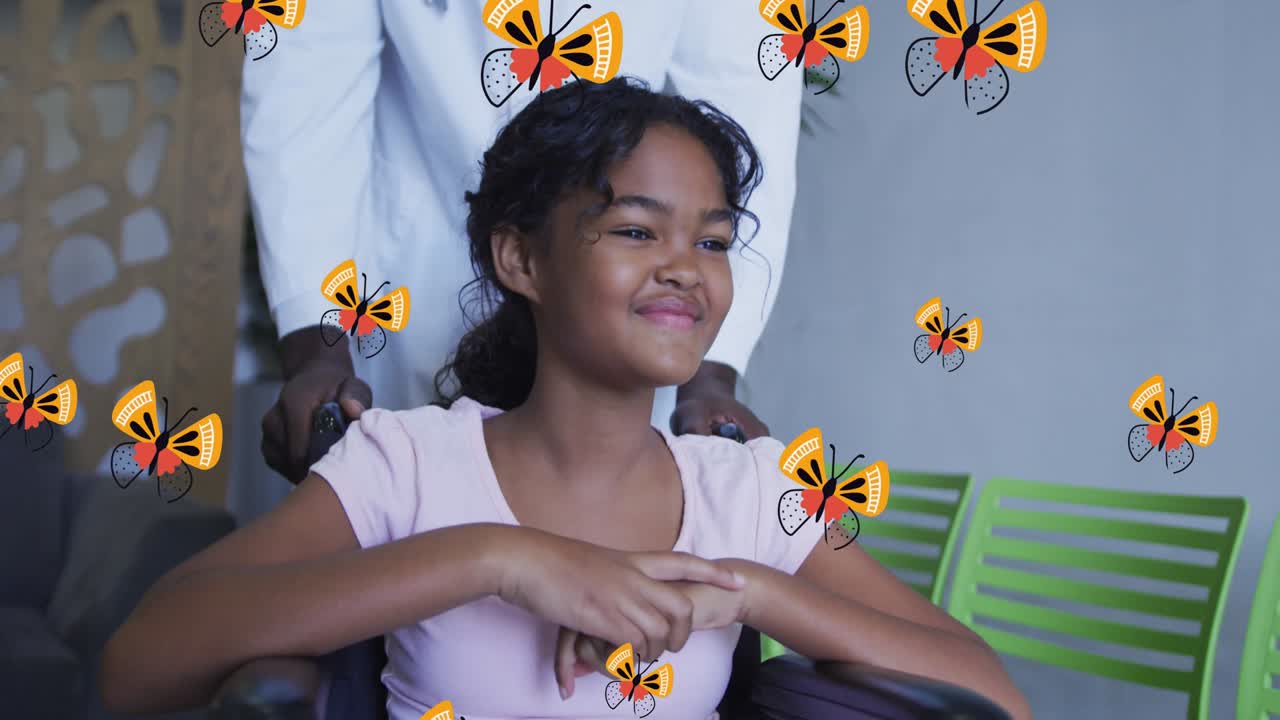 animación de mariposas anaranjadas sobre una niña biracial sonriente siendo empujada en silla de ruedas