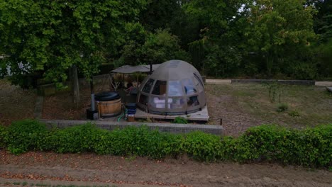 Vista-Aérea-De-La-Carpa-Domo-Panorámica-En-El-Parque-Glamping-En-Países-Bajos