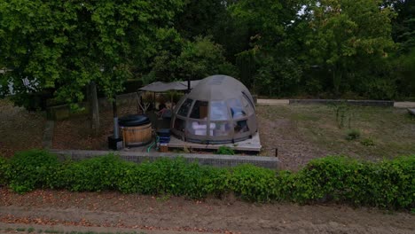 vista aérea de la carpa domo panorámica en el parque glamping en países bajos