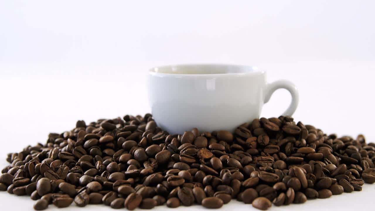 taza de café negro con granos de café tostados