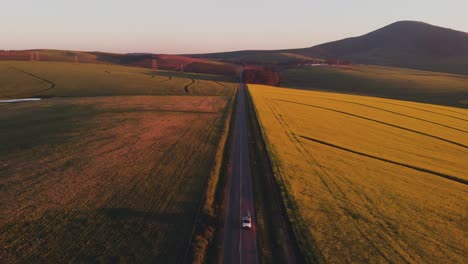 Drohne-Fliegt-über-Eine-Fahrt