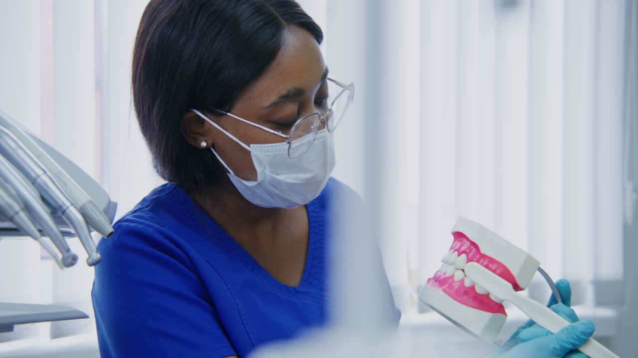dentista examinando o modelo dentário