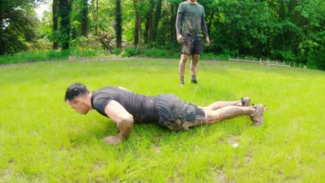 Fitter-Mann-Macht-Liegestütze-Im-Bootcamp-4k