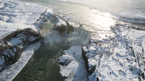 Atemberaubender-Godafoss-Wasserfall-In-Verschneiter-Winterlandschaft,-Luftaufnahme
