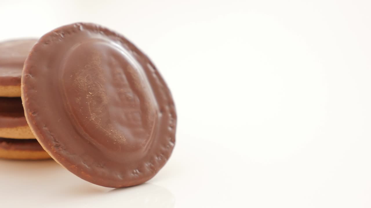 galleta de chocolate en fondo blanco reflectante 4k
