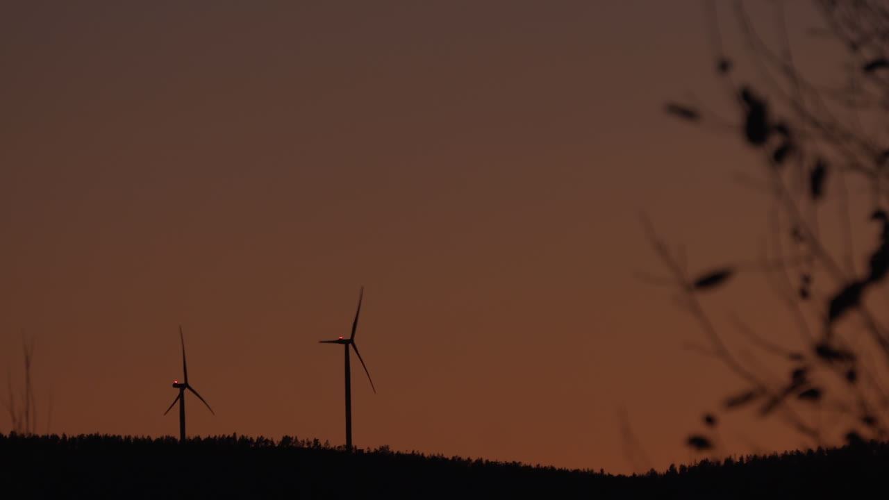 화창한 저녁 황혼의 풍력 발전기 터빈, 스웨덴 바스테르노를란드 호가 쿠스텐