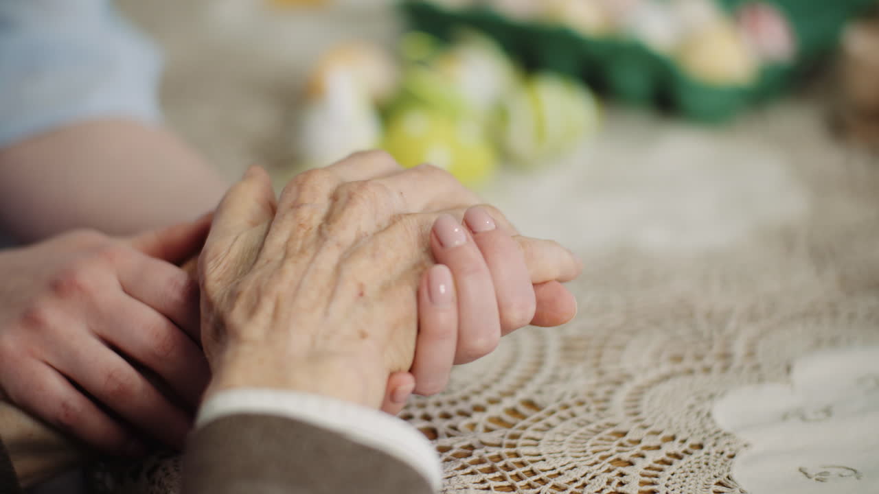 구겨진 노인을 위로하는 여자 2