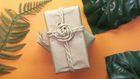 caja de regalos con envoltura natural y decoración tropical