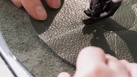el artesano cosía la bolsa en la máquina de coser de cerca