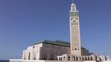Architectural-marvel-of-the-Casablanca-mosque-with-its-minaret,-an-iconic-landmark-of-Islamic-culture-and-faith