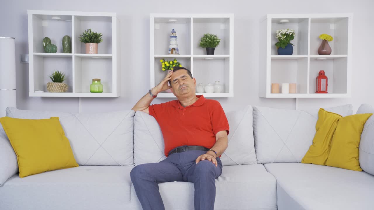 사생활에 문제가 있는 노인입니다.