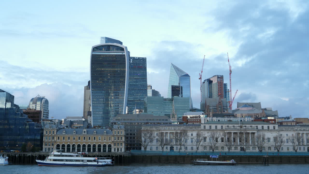 런던 비즈니스 지구 고층 빌딩과 템스 강 정적 도시 풍경