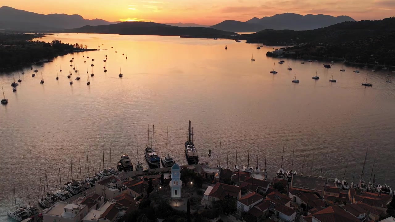 Timelapse della costa e del porto dell'isola di Poros.