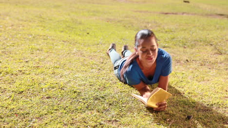 Mujer-Leyendo-En-El-Parque