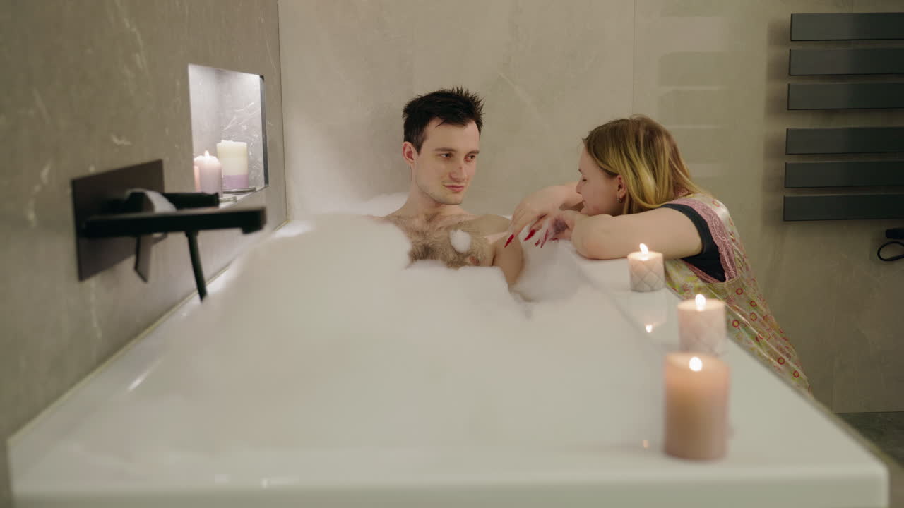 로맨틱 한 거품 목욕 을 즐기는 부부