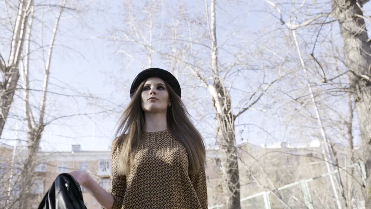 mujer con trajes de otoño de moda