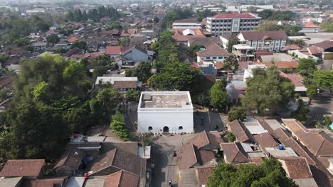 Vista-Aérea,-Kandang-Menjangan-O-Panggung-Krapayak,-Que-Forma-Parte-Del-Eje-Imaginario-Del-Palacio-De-Yogyakarta,-Luce-Elegante-Con-Sus-Paredes-Blancas.