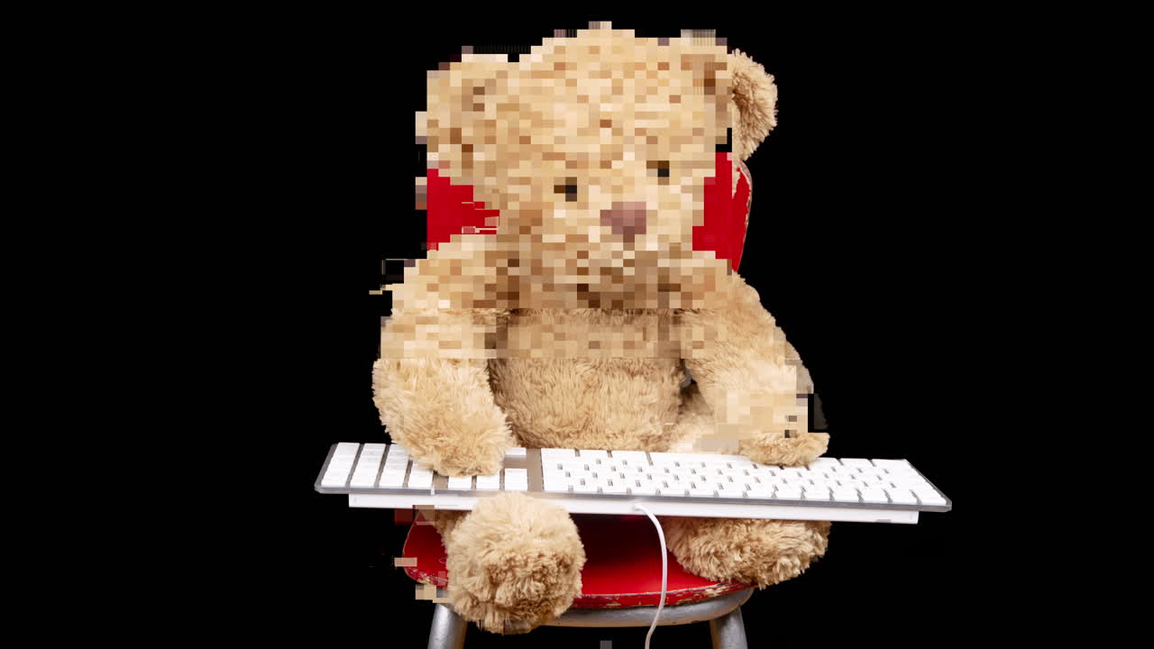 테디 베어 가 키보드 에 타이핑 하고 있다