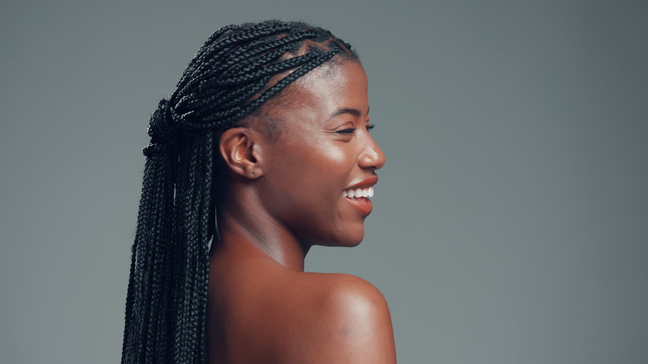 Bella donna sorridente con le trecce