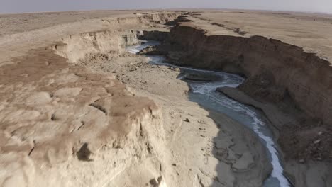 vista aérea de un cañón seco del lecho del río en un paisaje desértico