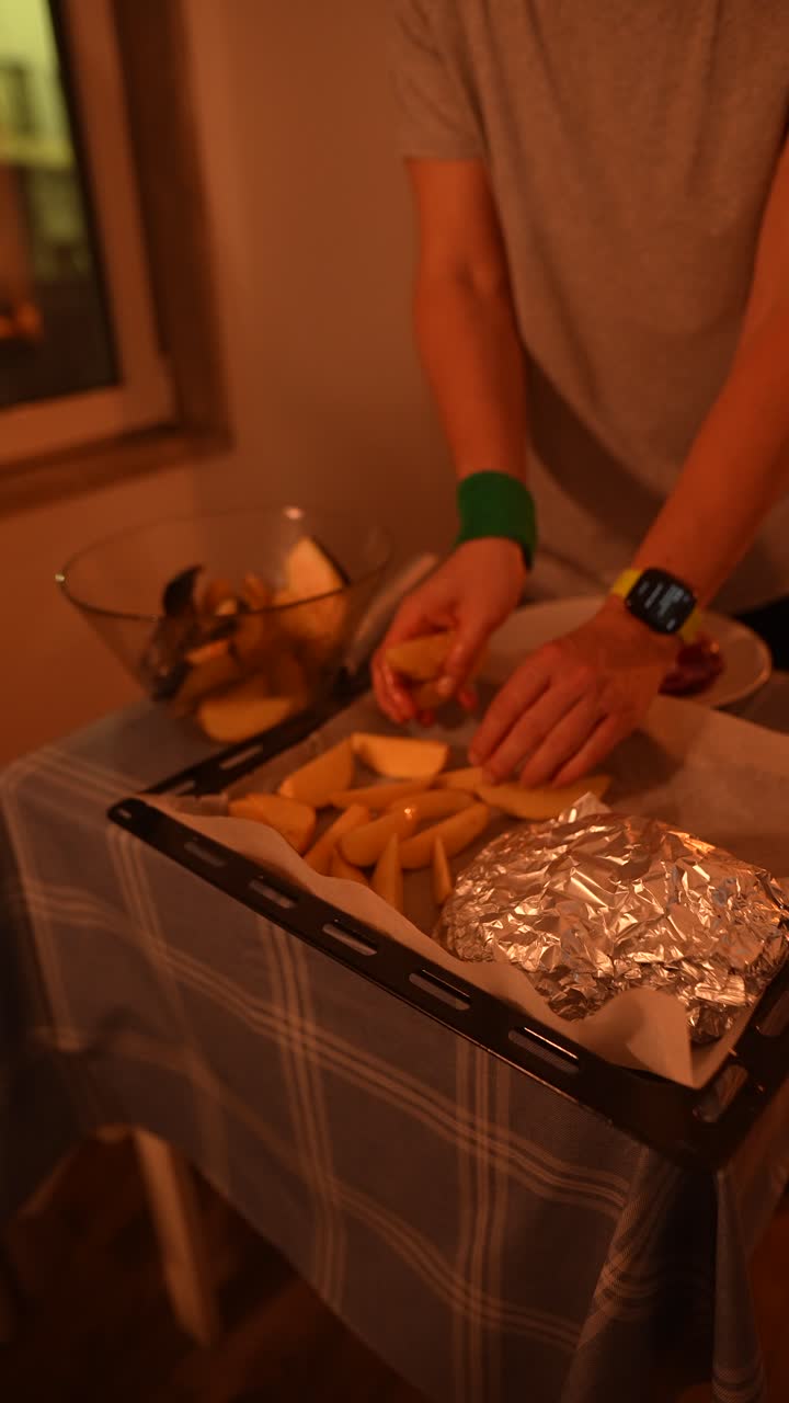 preparación de patatas al horno y cuñas