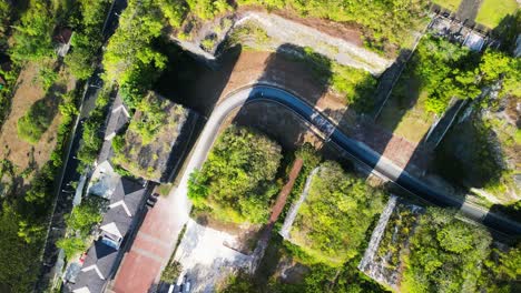 vista aérea durante un día soleado sobre garuda wisnu kencana, un famoso parque cultural ubicado en bali, indonesia