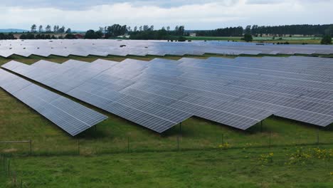 Schlechtes-Wetter-über-Großem-Solarpark,-Enormer-Produktionsverlust,-Konzept-Erneuerbarer-Energie