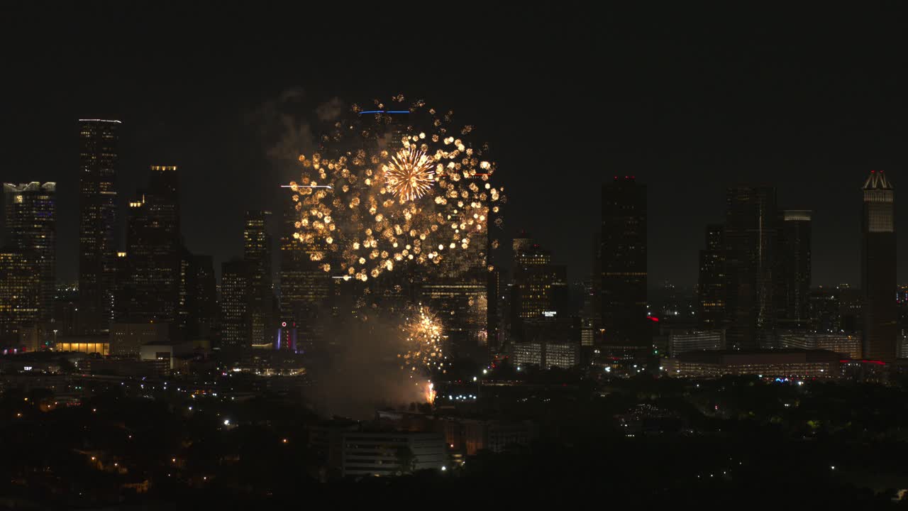 vista de avión no tripulado de los fuegos artificiales del 4 de julio sobre el centro de houston