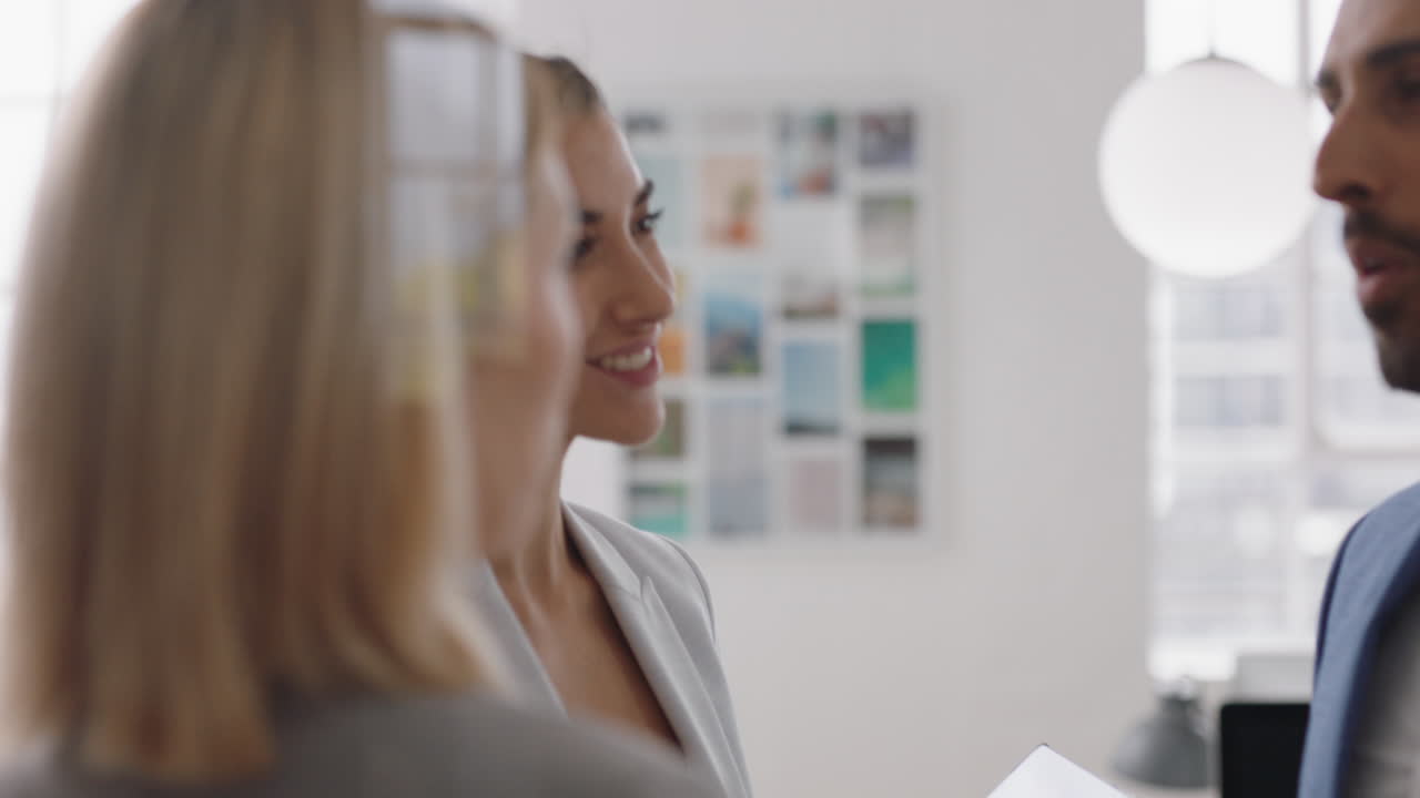 zakelijke mensen die digitale tabletcomputers gebruiken, gegevens op het scherm bekijken, projecten bespreken, samenwerken, plannen, samenwerken op de werkplek van een start-upkantoor