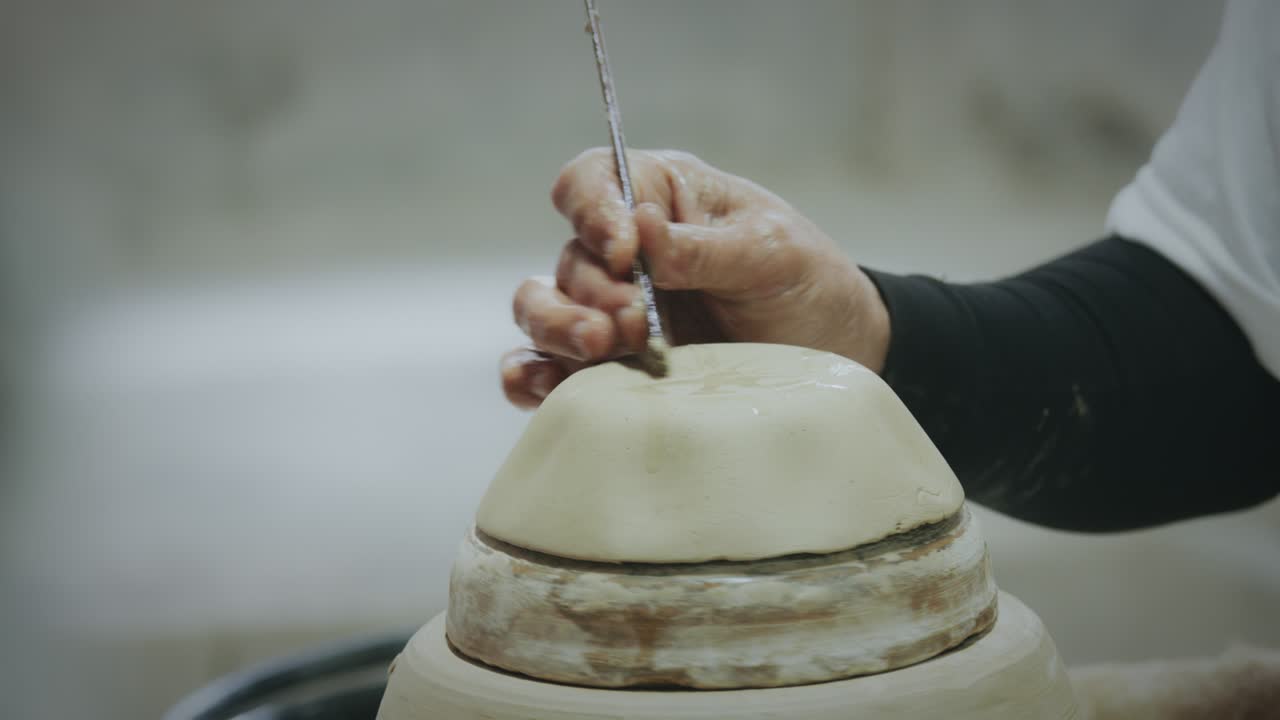 느린 동작,  점토에서 도자기 제품을 만드는 마스터 도자기