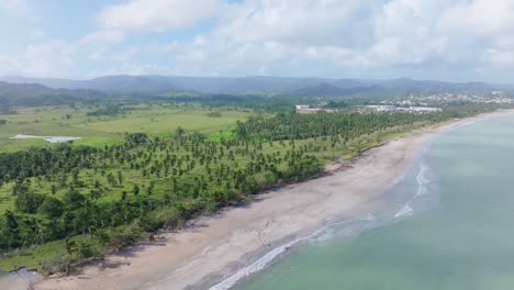 hermosa playa de arena vacía de playa bahia esmeralda, miches en república dominicana
