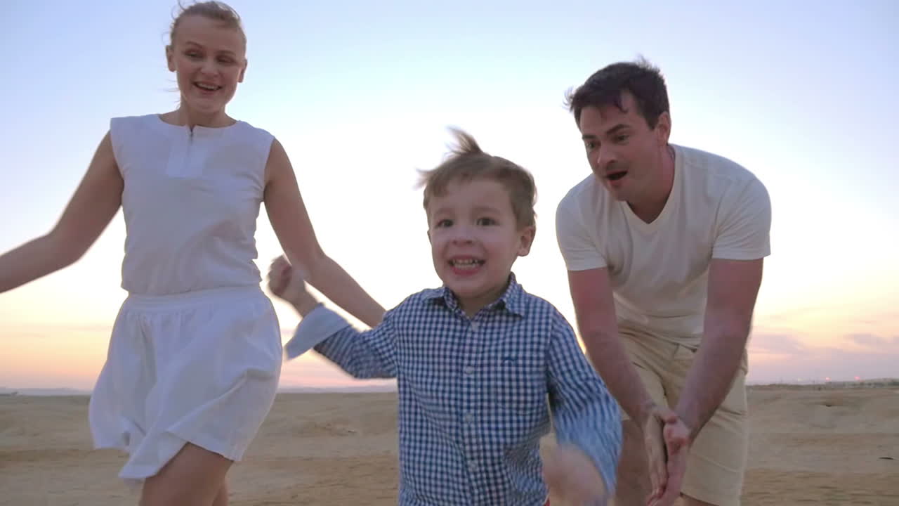 그는 부모로부터 도망치고 싶어합니다.