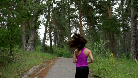 mujer corriendo en un bosque