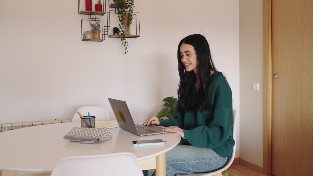 mujer trabajando en la computadora portátil en casa